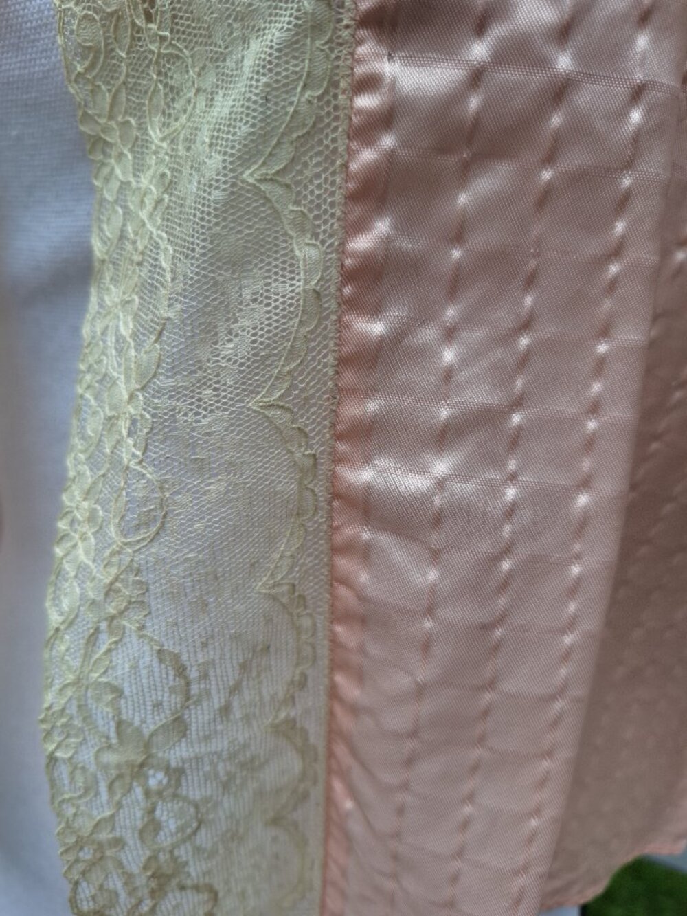 Glamorous vintage bed jacket or shortie robe. Homemade. - Picture 5 of 6